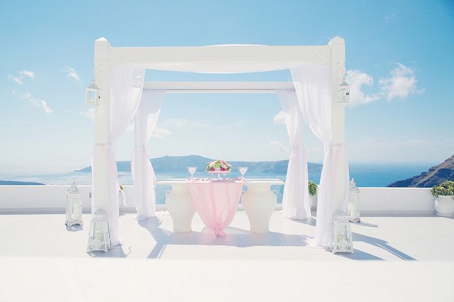 Квадратная арка, задрапированная белой легкой тканью, со столиком для росписи с букетом цветов - фото 1108189 Свадебное агентство Wedding in Santorini