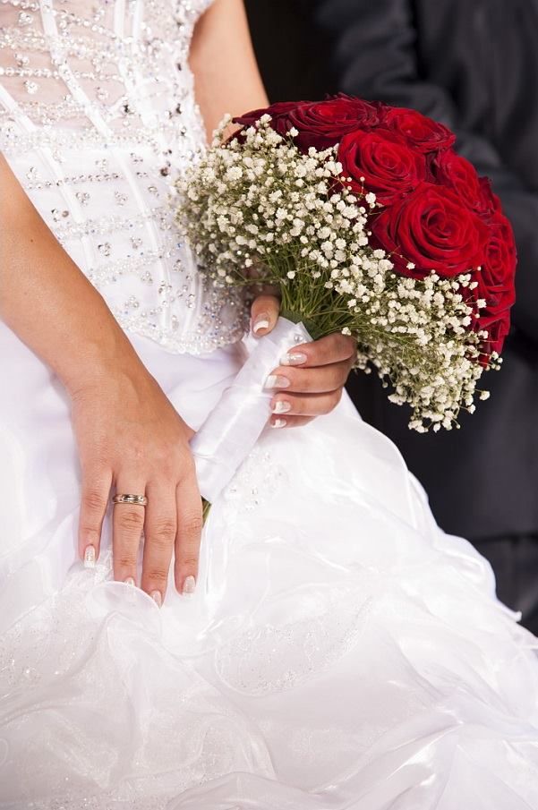Букет невесты из красных роз и белой гипсофилы, декорированный белой атласной лентой  - фото 1543311 Свадебное агентство Wedding in Santorini