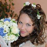Бело-голубой букет невесты из гортензий, эустом, фрезий, роз и гортензий