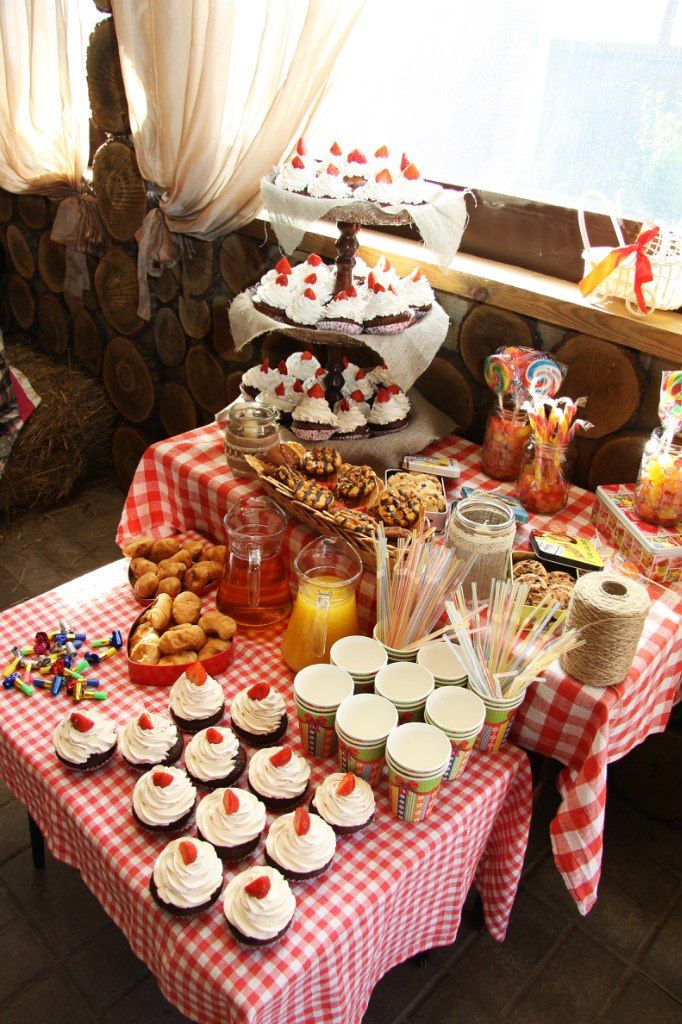 По желанию молодоженов оформляется десертный стол, который на празднике пользуется популярностью не только у детей, но и у достаточно взрослых гостей :) - фото 638833 Свадебное агентство "Marry Me!"