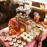 По желанию молодоженов оформляется десертный стол, который на празднике пользуется популярностью не только у детей, но и у достаточно взрослых гостей :)
