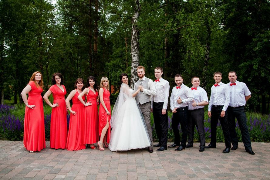 Жених в сером жилете и галстуке, невеста в белом пышном платье, с длинной фатой, подружки в одинаковых красных платьях - фото 2681287 Say Yes - организация свадьбы