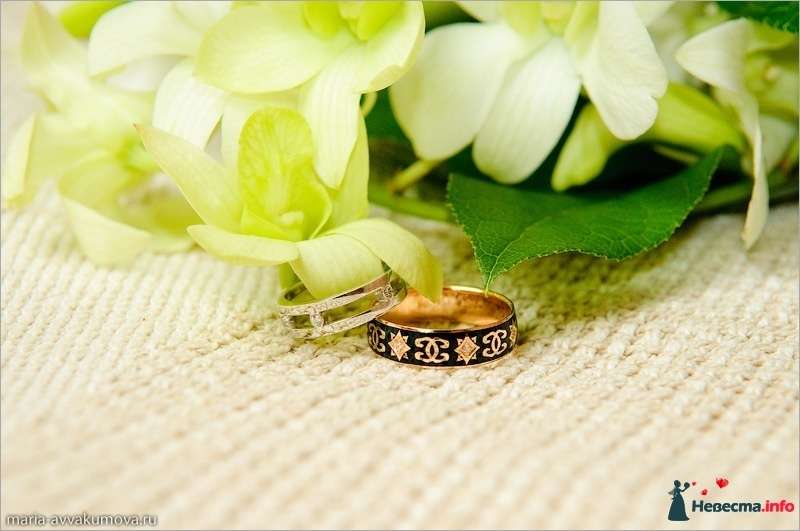 Обручальные кольца с объемным рисунком на фоне нежных цветов. - фото 277613 Свадебный фотограф Мария Аввакумова