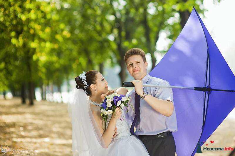 Фотосессия молодоженов в парке с сиреневым зонтом в руке жениха и сиренево-белым букетом цветов у невесты - фото 159079 Невеста01