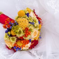 Весенний букет из роз и гербер в голубых, красных и желтых тонах