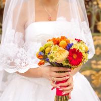 Невеста и букет невесты из красных гербер, белых роз, желтых хризантем, голубых гиацинтов