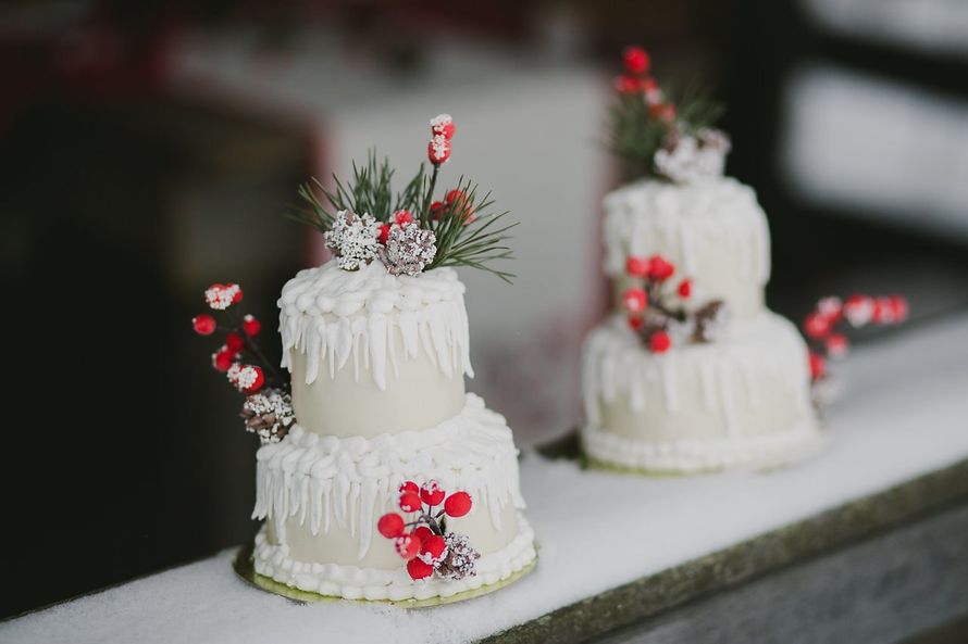 Два белых двухъярусных свадебных торта, украшены веточками цветов. - фото 2657809 Арт-кондитерская "На счастье"
