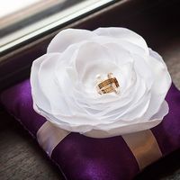 Фиолетовая подушечка с белым цветком