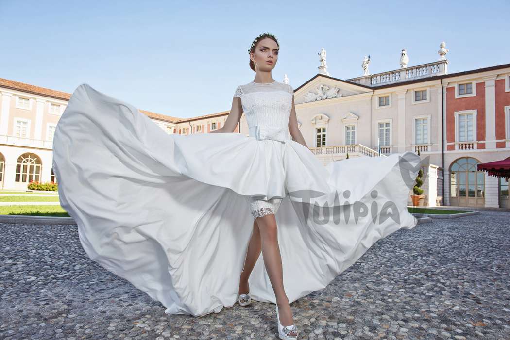 Короткое кружевное платье-трансформер с атласной короткой юбкой с длинным шлейфом и поясом с бантом на талии  - фото 2995529 Свадебный салон "Wedding Dream"