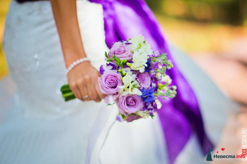 Невеста в белом платье с сиреневым поясом, и с букетом невесты из сиреневых роз и белых фрезий в руках - фото 193646 Assoll