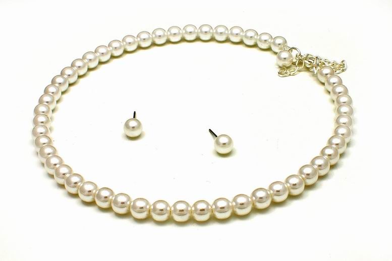 Ожерелье и серьги-гвоздики из белого жемчуга на шею в классическом стиле - фото 751913 Свадебный интернет-магазин Moscow-Wedding