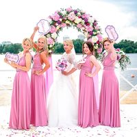 Невеста и подружки в розовом у реки