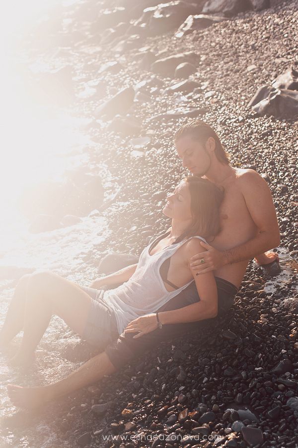 На каменистом пляже отдыхают влюбленные, парень в темных брюках обнимает за плечи девушку в синих шортах и белой майке, она - фото 2265488 Элина Сазонова - фотограф