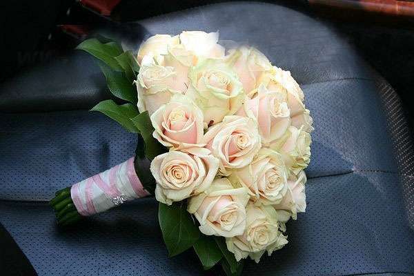 Букет невесты из светло-розовых роз, декорированный белой и розовой лентой  - фото 2093282 Asterix - оформление свадеб
