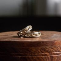 Обручальные кольца с природным орнаментом. Два великолепных обручальных кольца из белого и желтого золота с изысканным природным орнаментом.
