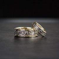 Обручальные кольца со знаком бесконечности. Выполнены из комбинированного золота 585 пробы.