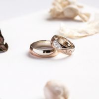 Обручальные кольца выполненные в классическом стиле. Комбинированое золото 585 пробы, женское кольцо украшают 25 бриллиантов, общим весом 0,3 карата.