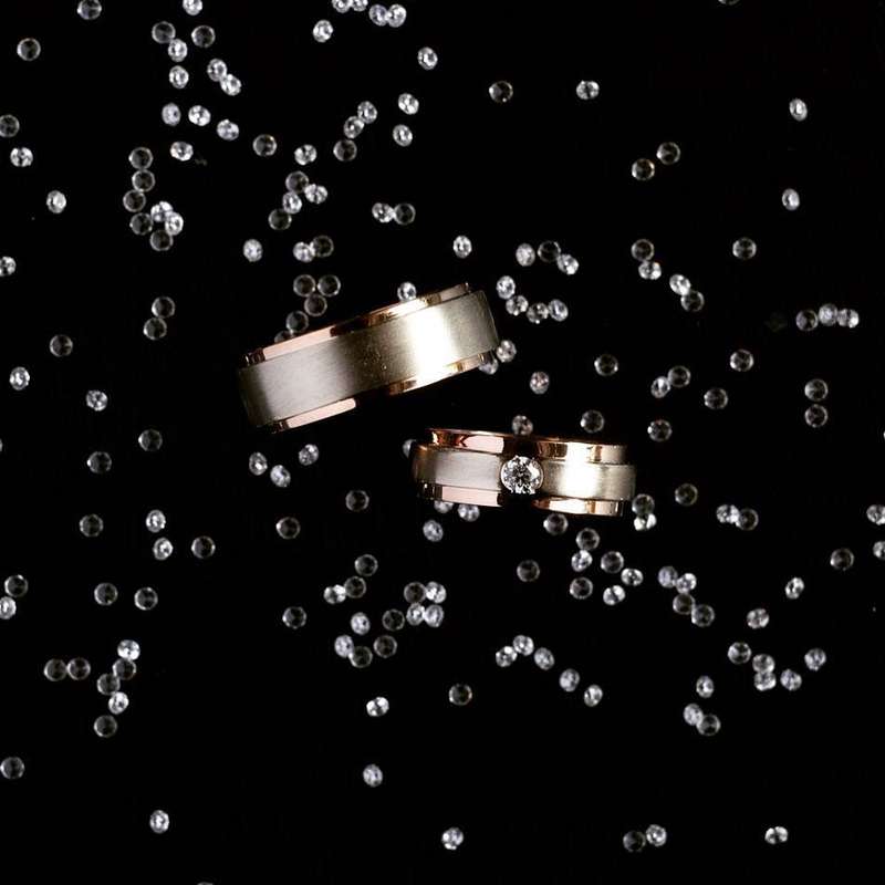 Обручальные кольца из комбинированного золота. Обручальные кольца из комбинированного золота 585 пробы, женское кольцо украшает бриллиант весом 0,1 карат. - фото 12266604 Ювелирная студия UvelirMoscow