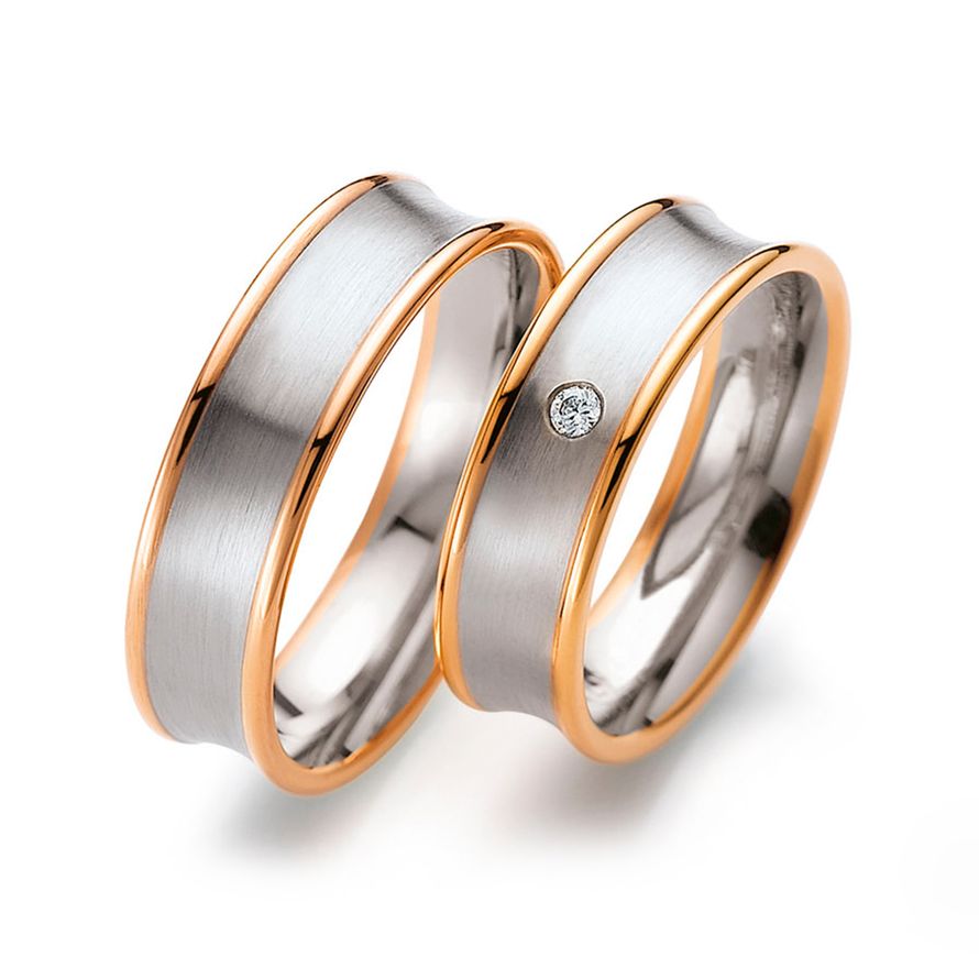 Матовые обручальные кольца из комбинированного золота с бриллиантом