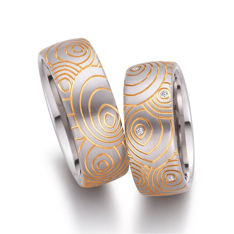 Матовые обручальные кольца с узором и бриллиантами на заказ