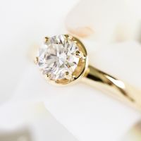 Кольцо для помолвки в классическом стиле с бриллиантом 0,6 ct