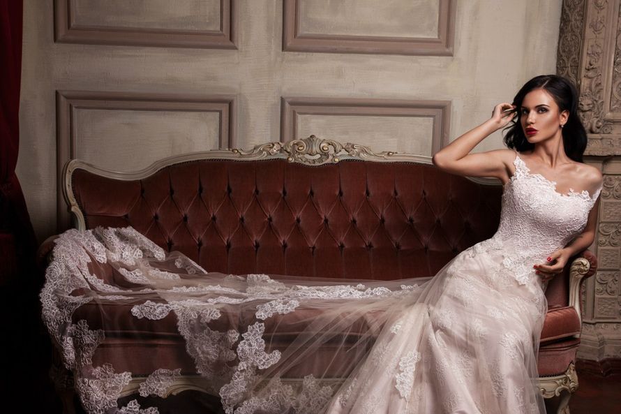 Свадебное платье "Лукия" 
Фасон: а-силуэт
Материал: кружево и фатин
Шлейф: длинный, пристегивается (можно укоротить)
Особенности: пуговки по спинке
Цвет: пудра, айвори, белый - фото 12913982 Свадебный салон "Одри"