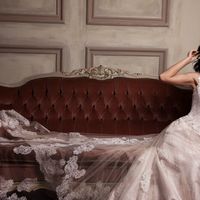 Свадебное платье "Лукия" 
Фасон: а-силуэт
Материал: кружево и фатин
Шлейф: длинный, пристегивается (можно укоротить)
Особенности: пуговки по спинке
Цвет: пудра, айвори, белый