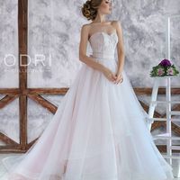 Свадебное платье "Париж"

 Фасон: пышное
 Материал: кружево, фатин, евросетка
 Шлейф: длинный, пристегивается (можно укоротить)
 Особенности: шнуровка
 Цвет: пудра, айвори, белый
 Цвет - 10300