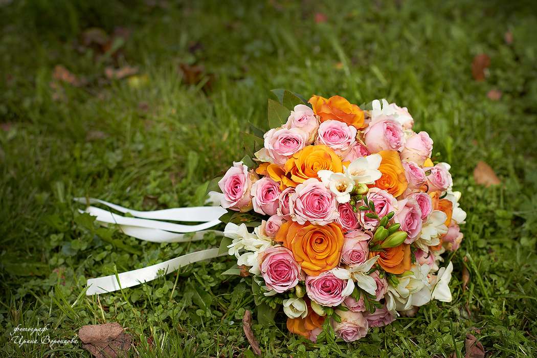 Букет невесты из белых фрезий, оранжевых и розовых роз, декорированный белой атласной лентой  - фото 1903341 Фотограф Ирина Воронцова