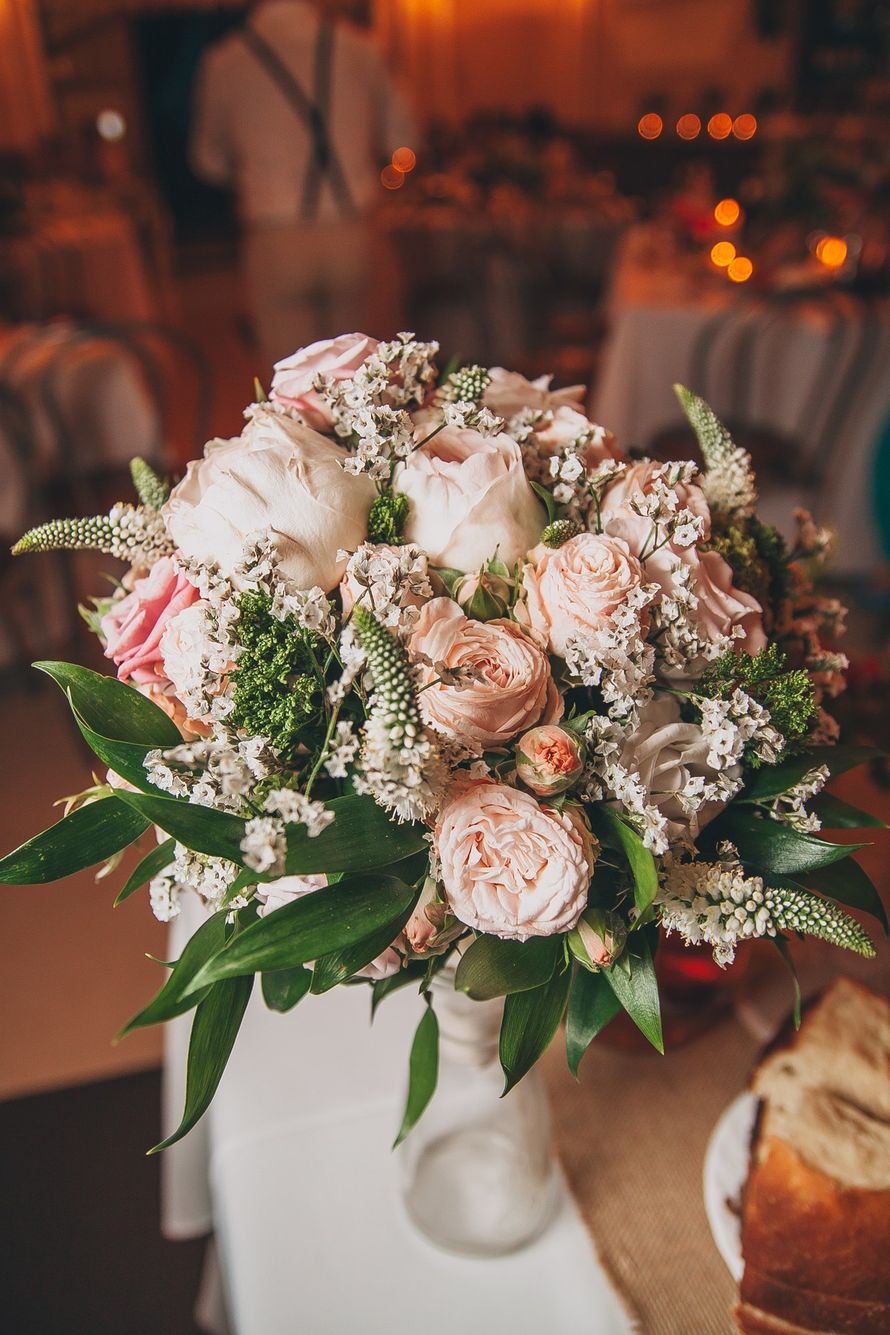 Пионовидные розы, белые и кремовые розы, вероника, гипсфила, аспидистра в высокой стеклянной вазе. - фото 3185789 Свадебное агентство "Fashion свадьба"