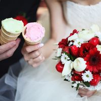 Букет невесты из гербер и ромашек в красно-белых тонах