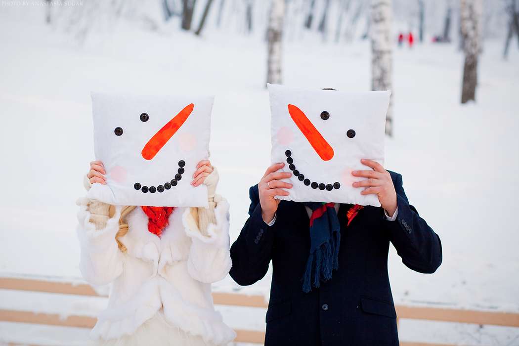 Зимняя свадебная фотосессия молодоженов, с использованием комических рисунков, в красных и черных тонах - фото 786825 Свадебный и семейный фотограф Анастасия Сахарова