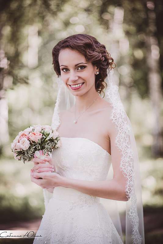 
Нежный свадебный образ невесты подчеркнут 
прической на длинные волосы - собранные локоны, 
украшенные фатою - фото 1205477 Blik film studio