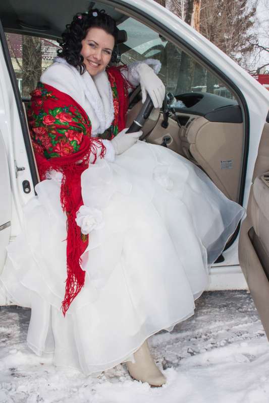 Невеста в красивом платке с цветным узором в машине - фото 2204080 Свадебный фотограф Игорь Пугачёв