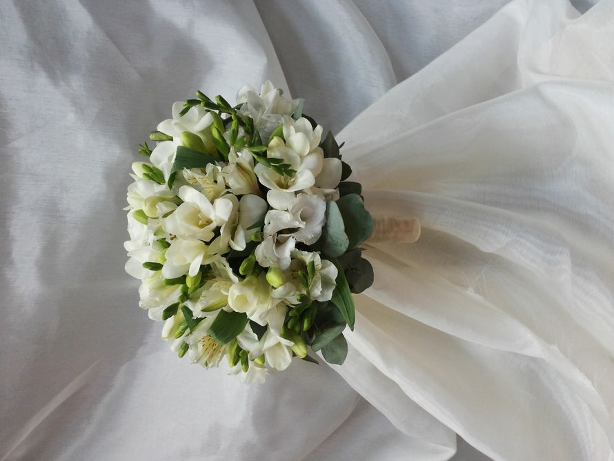 Букет невесты из фрезий - фото 1811151 Студия флористики и дизайна Маков цвет