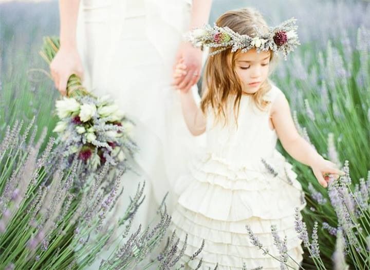 Девочка рядом с невестой среди полевых цветов на свадьбе в европейском стиле,  в  белом платье в стиле прованс - фото 1651983 nadi_mik