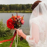Букет невесты в красных тонах из астр и роз