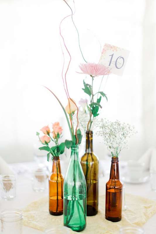 Бутылочки с цветами на гостевые столы - фото 2190388 Оформление свадеб by студия "Звёздный дождь"