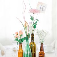 Бутылочки с цветами на гостевые столы