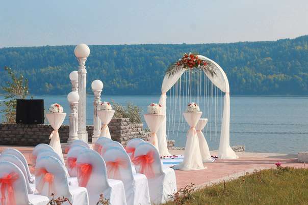 Свадебная подковообразная арка для выездной церемонии на природе, увитая цветами и белой тканью с лентами - фото 2575937 Агентство европейских свадеб Никор