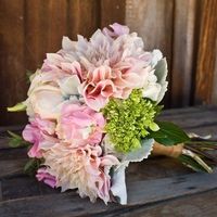 Нежно-розовый букет невесты из астр, роз и вибурнума