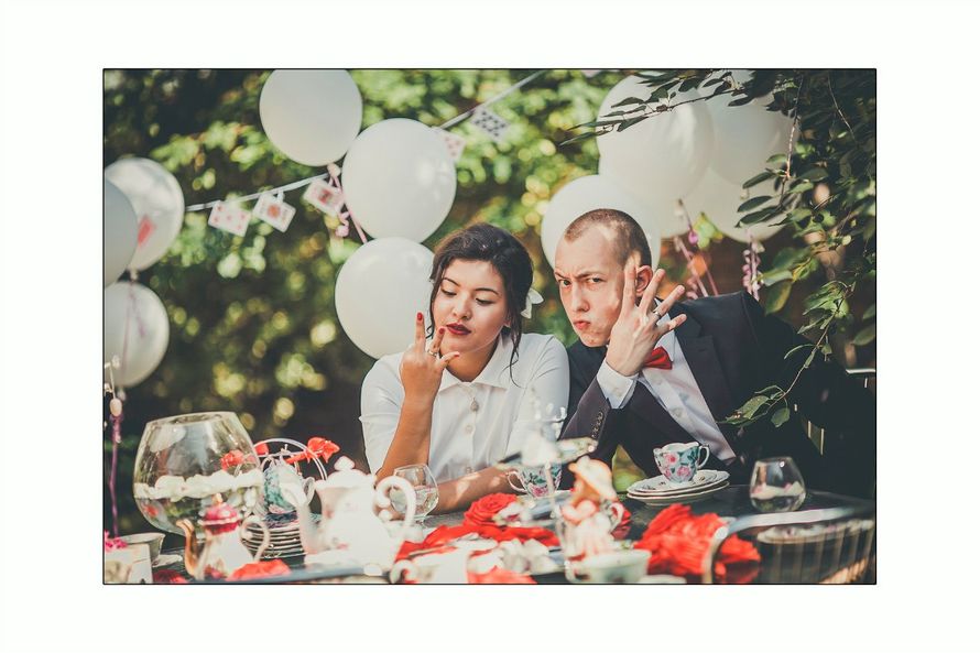 Оформление для фотосессии свадьбы с использованием белых воздушных шаров, гирлянды из игорных карт, посуды - фото 895285 Zefir Event - свадебное агентство