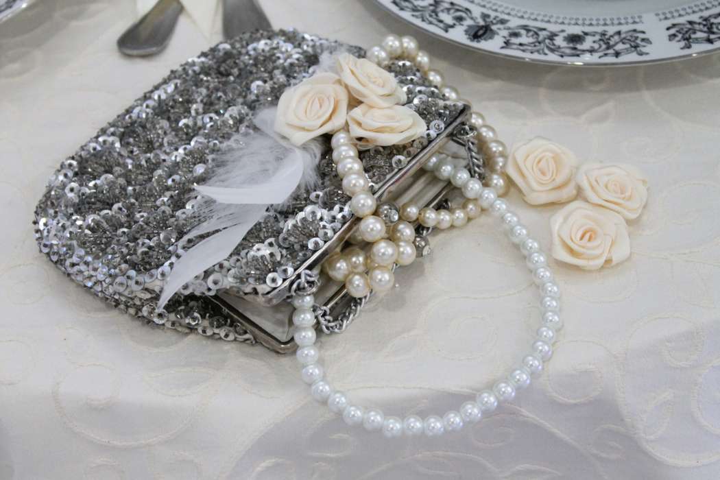 Свадебная сумочка фермуар из ткани с серебристыми пайетками на ручке-цепочке - фото 982241 Жемчуг - студия свадебного дизайна
