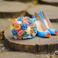 Букет невесты из розовых роз, белых фрезий, голубых гортензий и оранжево-голубые туфли невесты