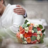 Букет невесты из роз и астр в оранжевых тонах