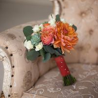 Оранжево-зеленый букет невесты из астр, роз, эвкалипта и сукулентов