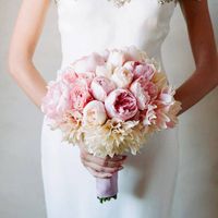 Букет невесты из розовых пионов, роз и белых астр