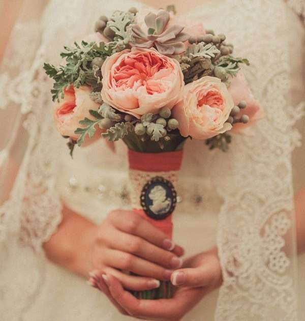 Букет невесты из розовых роз Дэвид Остин, сиренево-зеленого суккулента, серой брунии и зелено-серой цинерарии, декорированный - фото 980039 Студия цветов Abracadabra