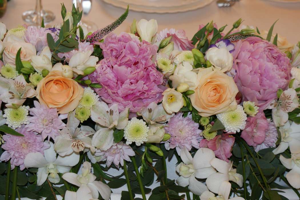 Композиция из розовых пион, кремовых роз, белой кустовой хризантемы, белой орхидеи дендробиум, лизиантусов, вероники, фрезии и - фото 2675293 Царство цветов - флористика