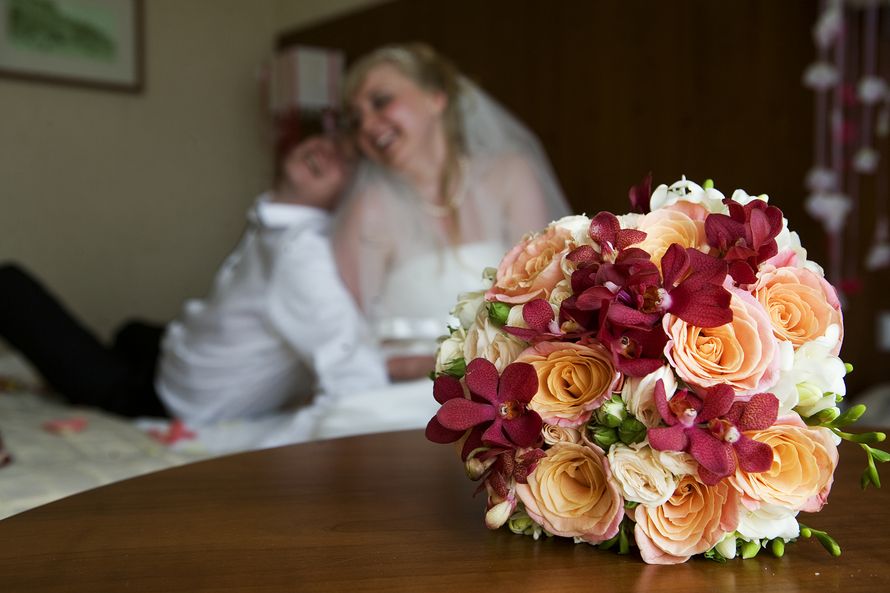 Букет невесты из оранжевых роз и бордовых орхидей  - фото 976007 Фотограф Юлия Зотанина